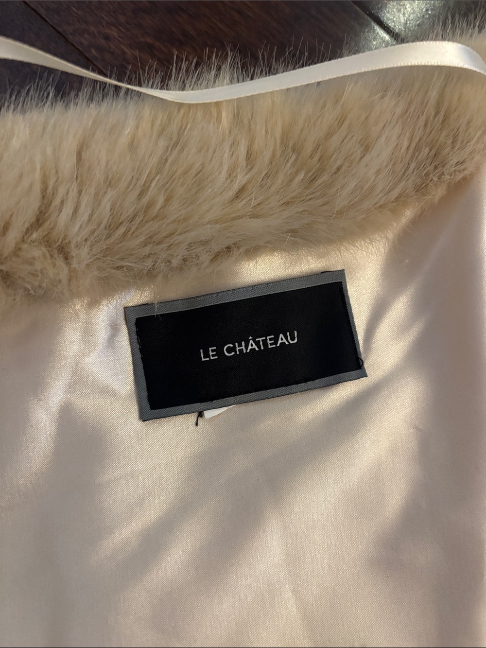 Le Chateau Elegant Cream Faux-Fur Scarf - Picture 3 of 3